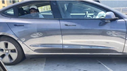 Viajó en el asiento trasero de su auto sin nadie al volante y terminó detenido