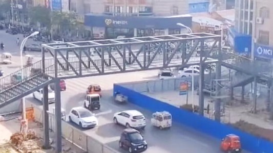 Construyó un puente para que su hijo vaya seguro a la escuela