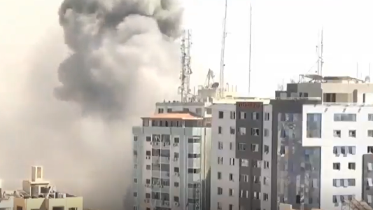 El momento en que el ejército israelí detonó el edificio de una cadena de televisión en Gaza