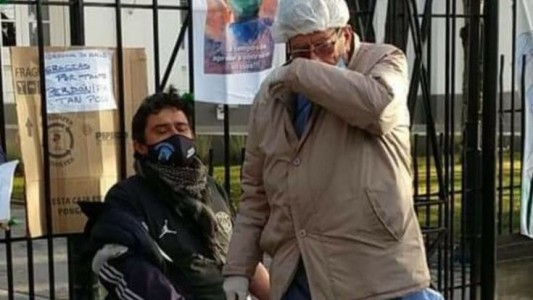 La foto viral del médico que llora tras atender al enfermero en huelga de hambre en Río Gallegos
