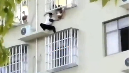 Arriesga su vida para salvar a niña de dos años que colgaba de un sexto piso