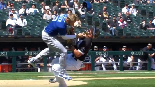 Violento choque de dos jugadores de béisbol los deja tendidos en el campo