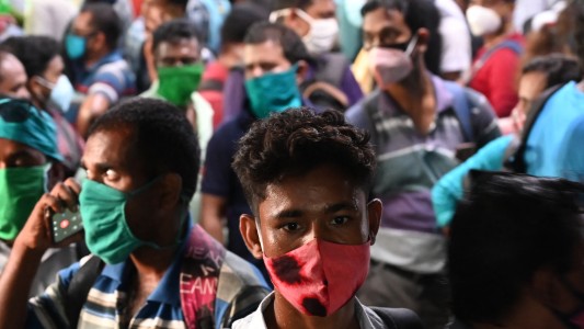 India registró menos de 300.000 casos diarios por primera vez en semanas