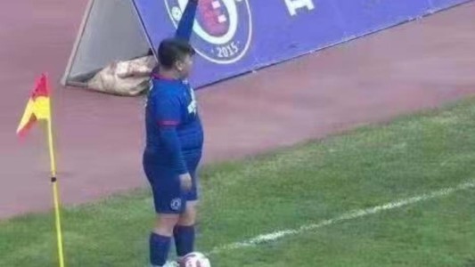 Un millonario compró un club de fútbol y obligó al entrenador a poner a su hijo de titular