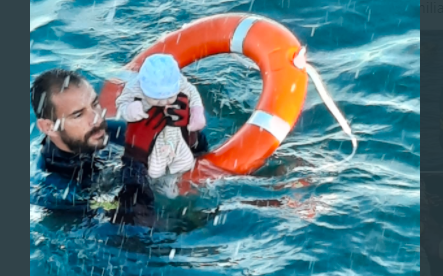 Fotos: los nenes salvados de morir ahogados tras la avalancha de migrantes que intentaron llegar  a España