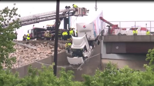 Un camión con carga queda colgado en una autopista tras una mala maniobra