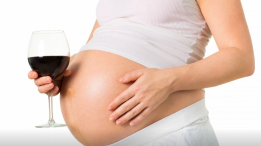 Etiquetas con logo para desalentar ingesta de alcohol en embarazadas