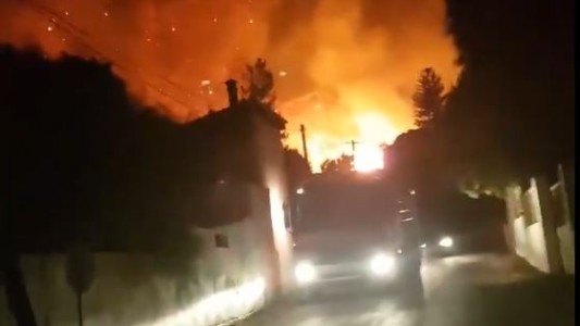 Evacuan siete poblaciones en Grecia por un gran incendio forestal