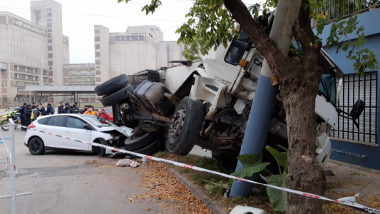 Choque múltiple: Trató de esquivar escombros y chocó un poste