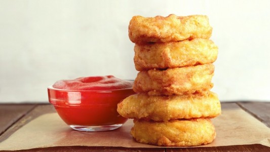 La furia de una mamá vegana porque su hija de 8 años comió patitas de pollo a escondidas