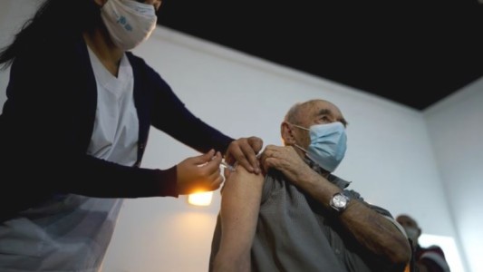 El 32% de los latinoamericanos piensa que recibirá la vacuna dentro de un año, según estudio