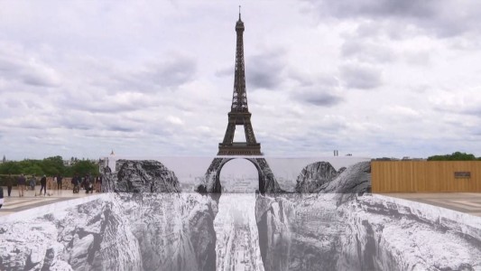 Una ilusión óptica congela la Torre Eiffel