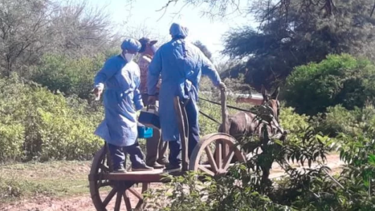 Video: así llegan las vacunas a una localidad de Santiago del Estero