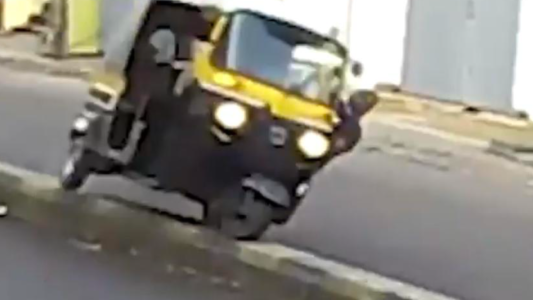 ¿Karma inmediato? Intentó patear a un perro, salió despedido del mototaxi y terminó atropellado