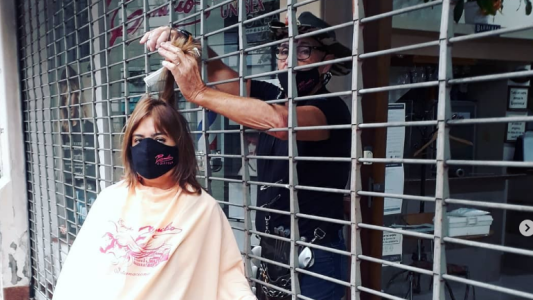 Una peluquería atendió con la modalidad "Corte take away"