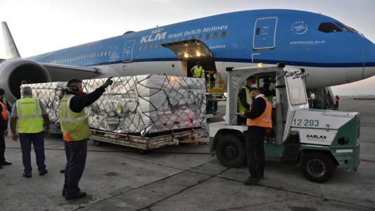 Llegaron 204.000 dosis de AstraZeneca y partió un nuevo vuelo a Moscú en busca de Sputnik V