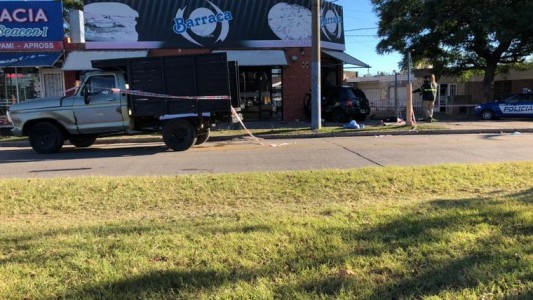 Accidente fatal: un auto terminó adentro de un local
