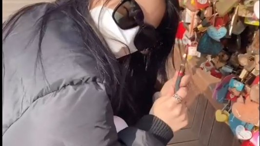 Viaja 9.500 km para quitar un candado de amor que dejó con su exnovio en un puente