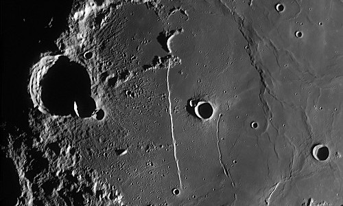 Un robot de la NASA usará faros para buscar agua en cráteres lunares