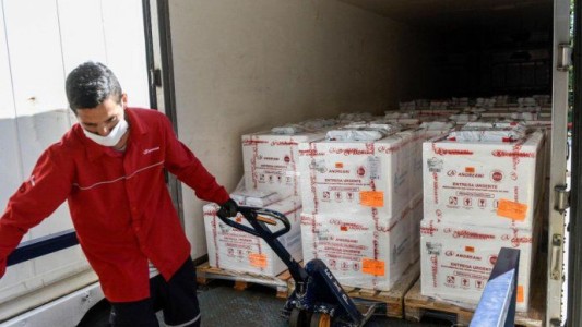 Llegan hoy otras 843 mil vacunas de Astrazeneca y más dosis de Sputnik V