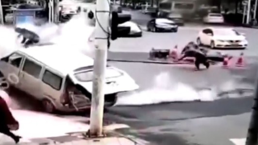 Impactante explosión en una alcantarilla levantó el asfalto en China