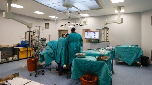 "Se le amputó la pierna equivocada": el error de una clínica al operar a un hombre de 82 años