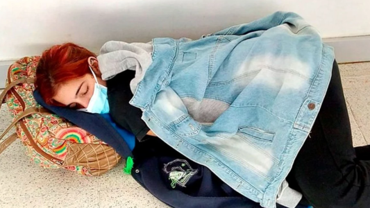 La foto que duele: durmió en el piso del hospital antes de morir por coronavirus, tenía 22 años