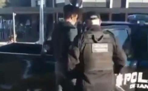 Video: detenido por tomar mate mientras caminaba en una plaza
