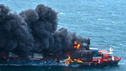 Así fue el incendio y la explosión de un barco petrolero