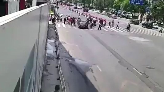 El momento en que un conductor atropella a un grupo de peatones y deja 5 muertos