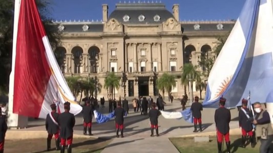 "Y las libres del mundo responden": acto en Santa Fe con cambios en la letra del Himno Nacional