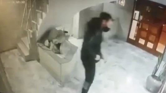 Apuñaló a un vecino en Mar del Plata: quedó grabado en cámaras del edificio