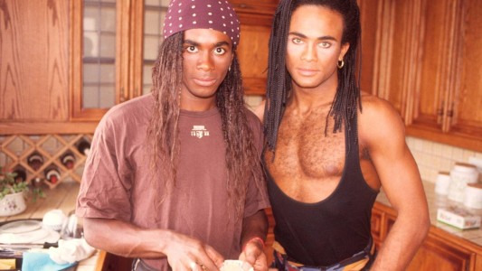Murió por coronavirus John Davis, voz real del dúo pop Milli Vanilli