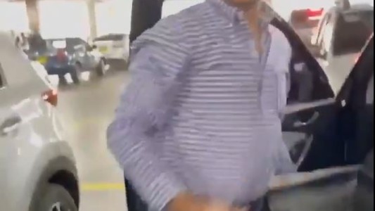 Así agredió un hombre a una mujer tras discusión en un estacionamiento