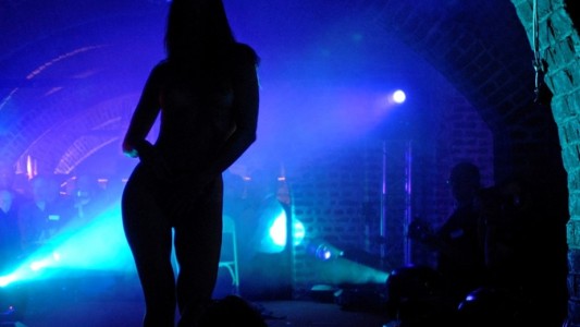 Periodista tuvo sexo al reportar sobre la reapertura de un club swinger