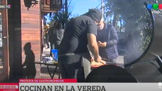Mar del Plata: Gastronómicos cocinaron en la vereda en reclamo de un alivio impositivo