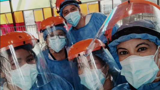 En el medio de los hisopados, una enfermera rindió su último examen y se recibió de licenciada