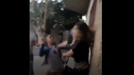 Impactante momento en que tres hombres atacaron a una mujer trans en Santa Fe