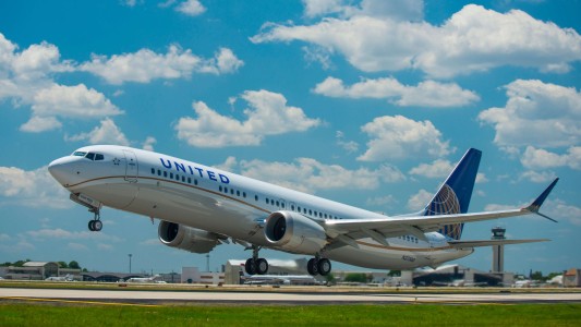 Tensión en al aire: un avión de United con 300 argentinos aterrizó de emergencia en Houston