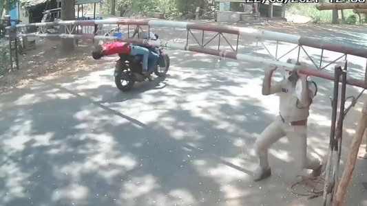 Motociclista no se detiene en un control y termina de la peor manera