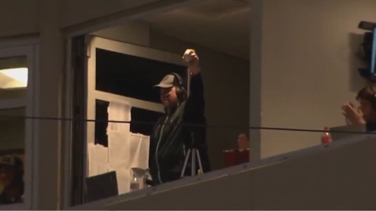 Comentarista de béisbol hace una atrapada espectacular desde el palco