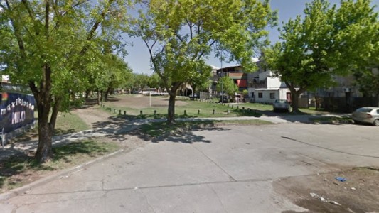 Jugaban un picado en la plaza y comenzaron a disparar desde un auto: dos muertos