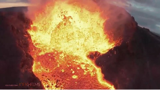 El momento en que un dron se estrella contra la lava del volcán en erupción
