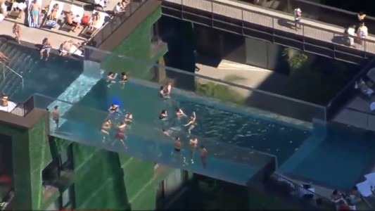 La primera piscina transparente del mundo construida entre dos rascacielos