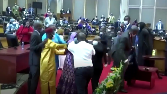 Escándalo, gritos y trompadas en el Parlamento de la Unión Africana