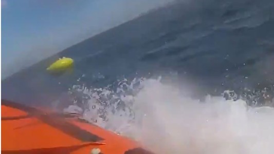 El dramático del rescate de una niña en un bote que se había alejado de la costa