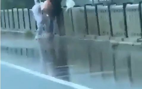 Sorprenden a dos hombres arrojando al río cuerpo de un familiar fallecido por covid-19