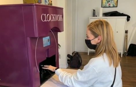 Furor por un robot que hace manicura y deja las uñas perfectas