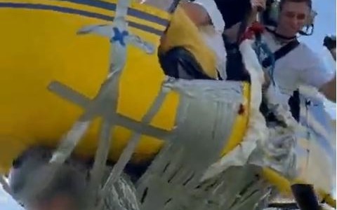 Youtuber ata a un hombre a un helicóptero con cinta de embalaje durante un vuelo