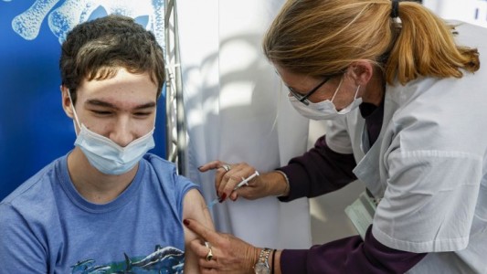 Israel aprueba vacunar a adolescentes de entre 12 y 15 años